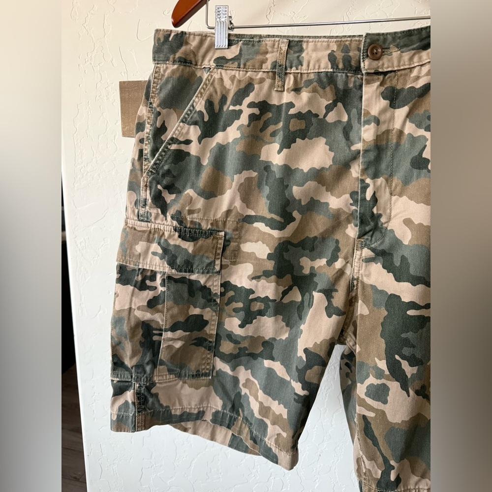 Levi’s|Men’s Olive Camouflage Cargo Shorts, size 40•••Summer closet staple - Picture 5 of 14